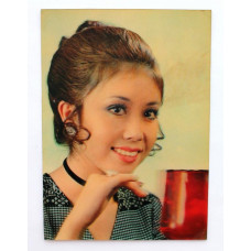 ЯПОНИЯ переливная стерео открытка "ЗОВУЩАЯ КРАСОТКА" (Toppan, 1973). Девушка подмигивает