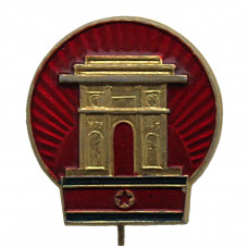 Северная Корея нагрудный знак "Триумфальная арка в Пхеньяне". В честь Корейского сопротивления 1925—1945 годов против японских оккупантов.