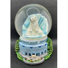 Снежный шар с Гердой и двумя медвежатами из новосибирского зоопарка