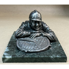 Сантехник" из бронзы на подставке из змеевика 