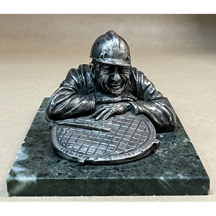 Сантехник" из бронзы на подставке из змеевика 