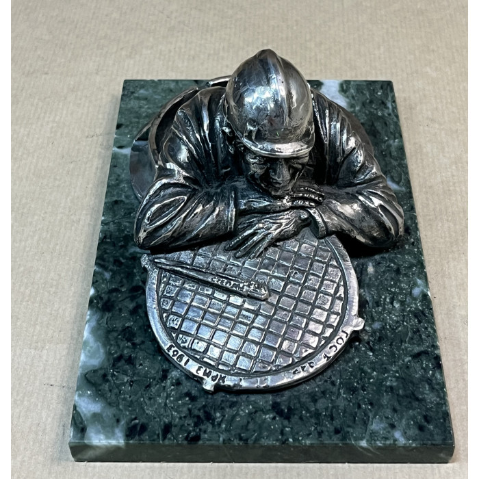 Сантехник" из бронзы на подставке из змеевика 