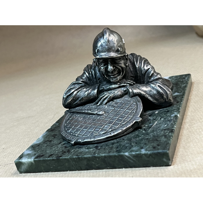 Сантехник" из бронзы на подставке из змеевика 