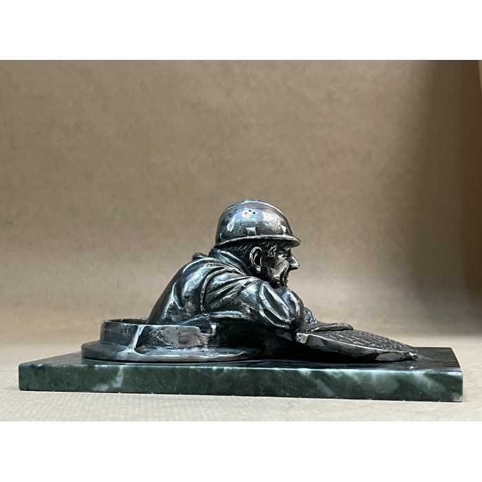 Сантехник" из бронзы на подставке из змеевика 