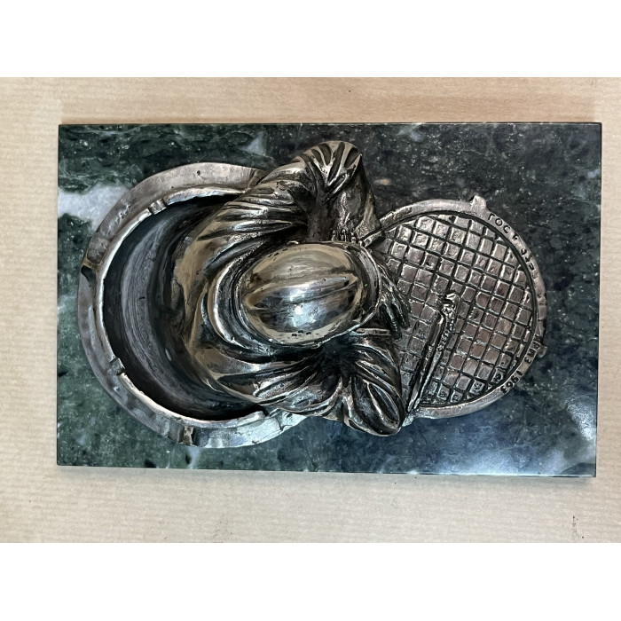 Сантехник" из бронзы на подставке из змеевика 