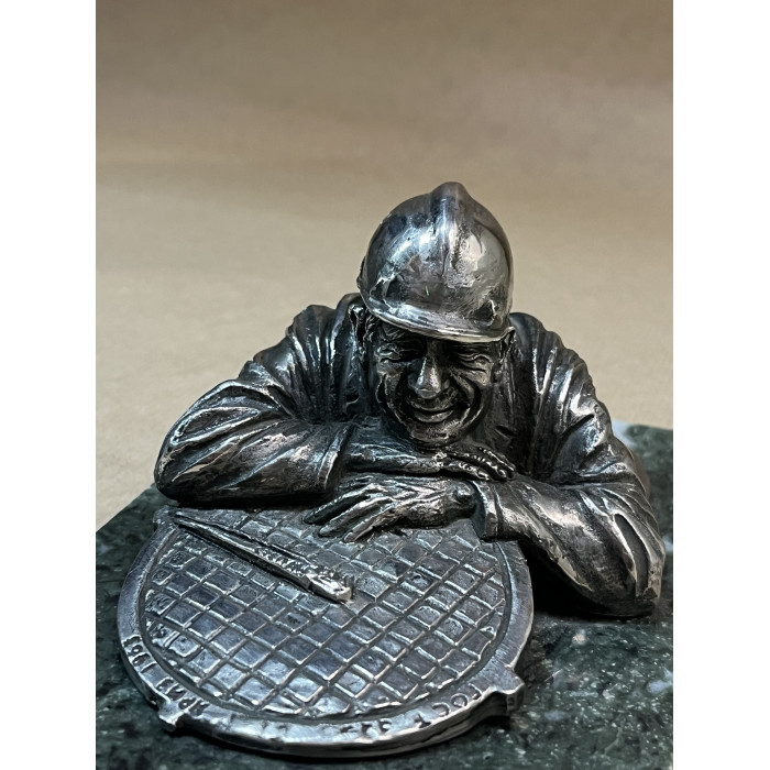 Сантехник" из бронзы на подставке из змеевика 