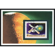 Мадагаскар Марка почтовая (#2) 500 Франков 1976 год Михель MG BL15 Зонд Викинг приближается к Марсу Блок 132 x 89 мм