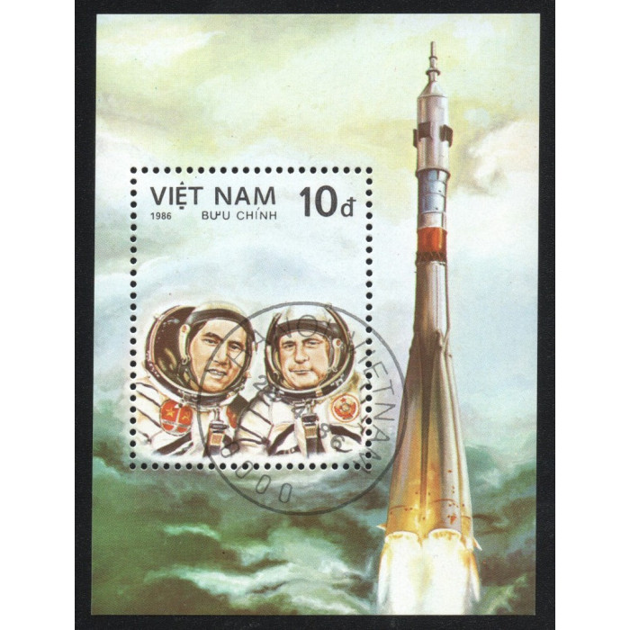 Вьетнам Марка почтовая (#11) 10 Донг 1986 год Михель VN BL45 25-я годовщина первого пилотируемого космического полета Блок 61 x 80 мм