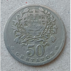 Португалия 50 Сентаво 1947 год , Герб